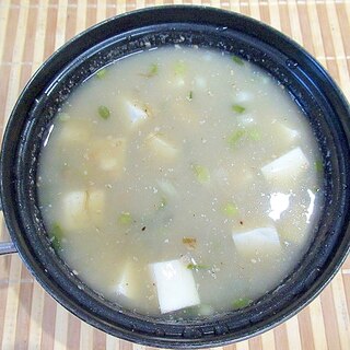 冷めてもおいしい、納豆豆腐オクラの味噌汁